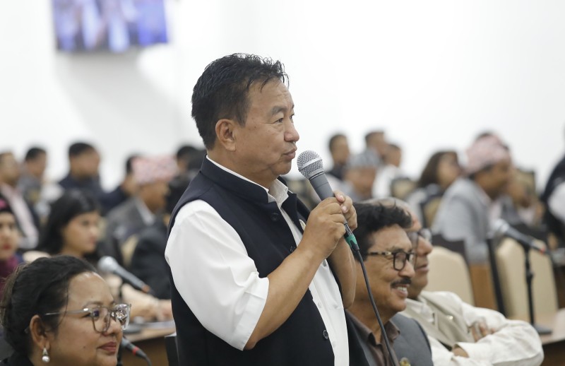 ‘कान सुन्नुहुन्छ कि हुन्न’ भनेपछि सभामुख भाउन्न, सांसद राजेन्द्रको बोलीमा खाँदियो ठेडी