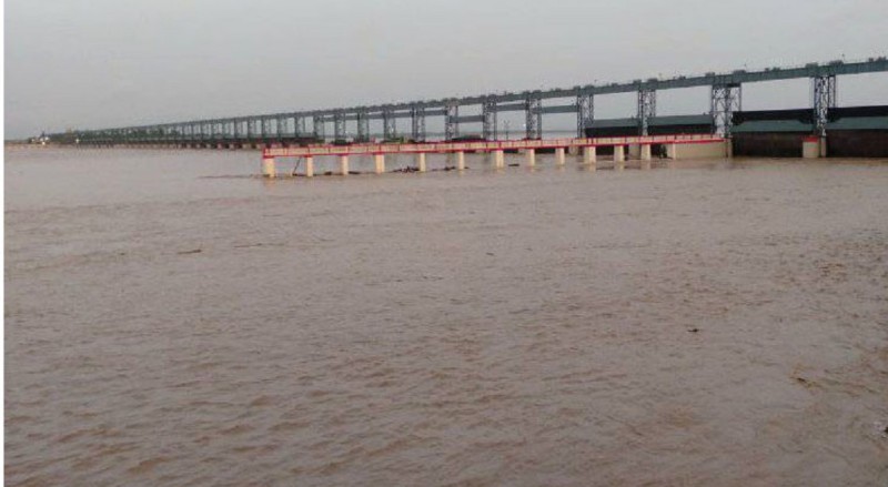सप्तकोशीमा पानीको बहाब बढ्यो, रातो बत्ती बालेर २६ ढोका खोलियो 