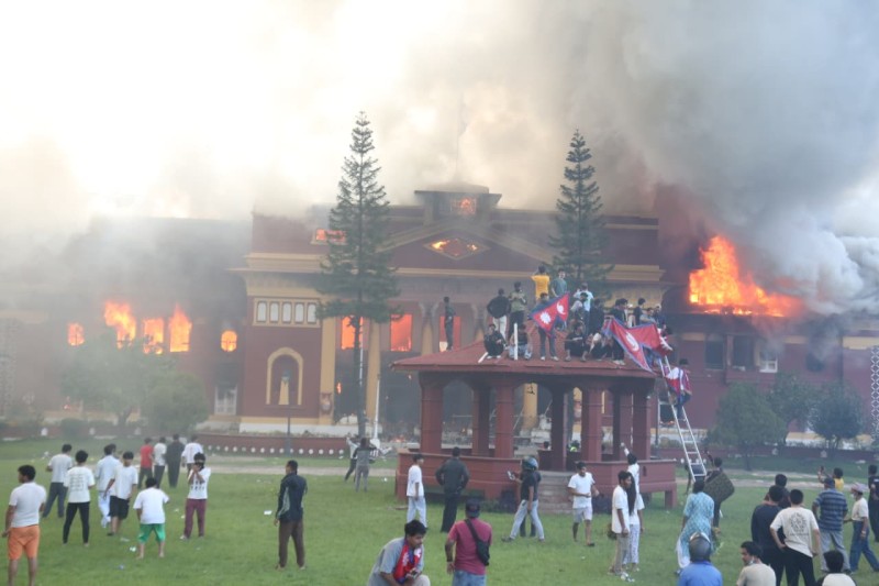 राष्ट्रपति कार्यालयमा आगो झोस्ने र सरसामान चोर्ने तीन भाई समातिए 