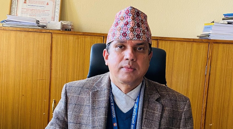 मन्त्रीले ट्राफिक लगाएरै गाडी तान्ने भनेपछि गाडी फिर्ता गरेका सचिव आचार्य गए घर