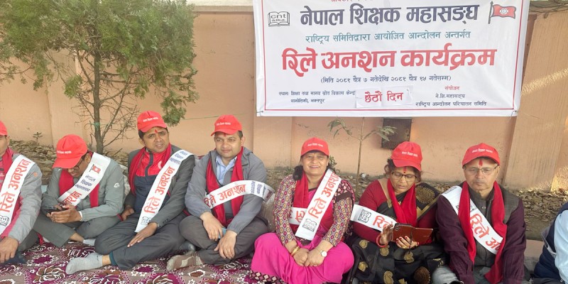 ‘कि जितिन्छ कि बितिन्छ’ भन्दै आज पनि शिक्षकले कसे पलेटी 