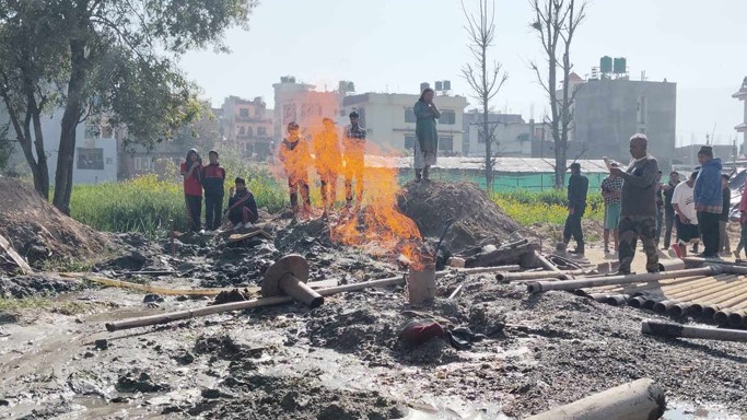 टिकाथलीमा खानेपानीको बोरिङ्ग खन्दा आगोको ज्वाला निस्कियो