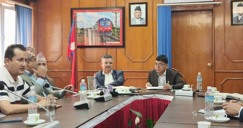 मापदण्डविपरीतका सवारीसाधन सञ्चालनमा रोक लगाउन यातायात मन्त्रीले कसे कन्दनी