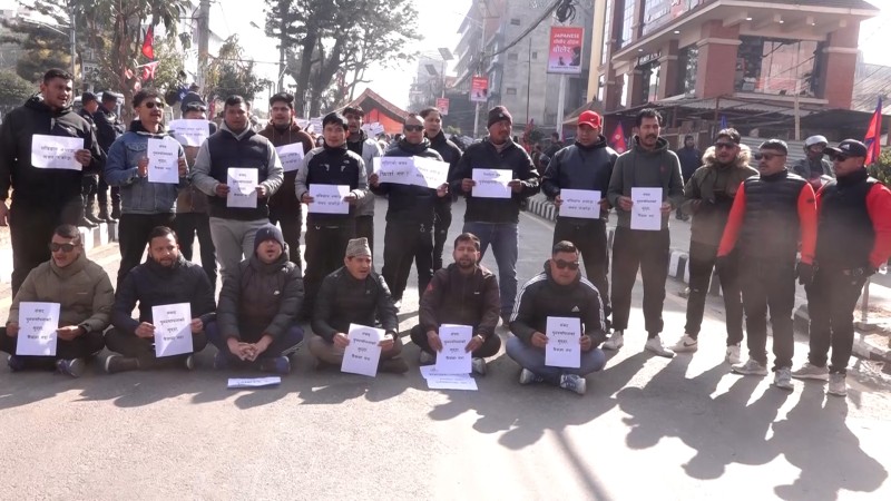 युवाको जत्थालाई चाहियो पुरानै संसद, लुटिएको संसद फिर्ता माग्दै सडक कब्जा