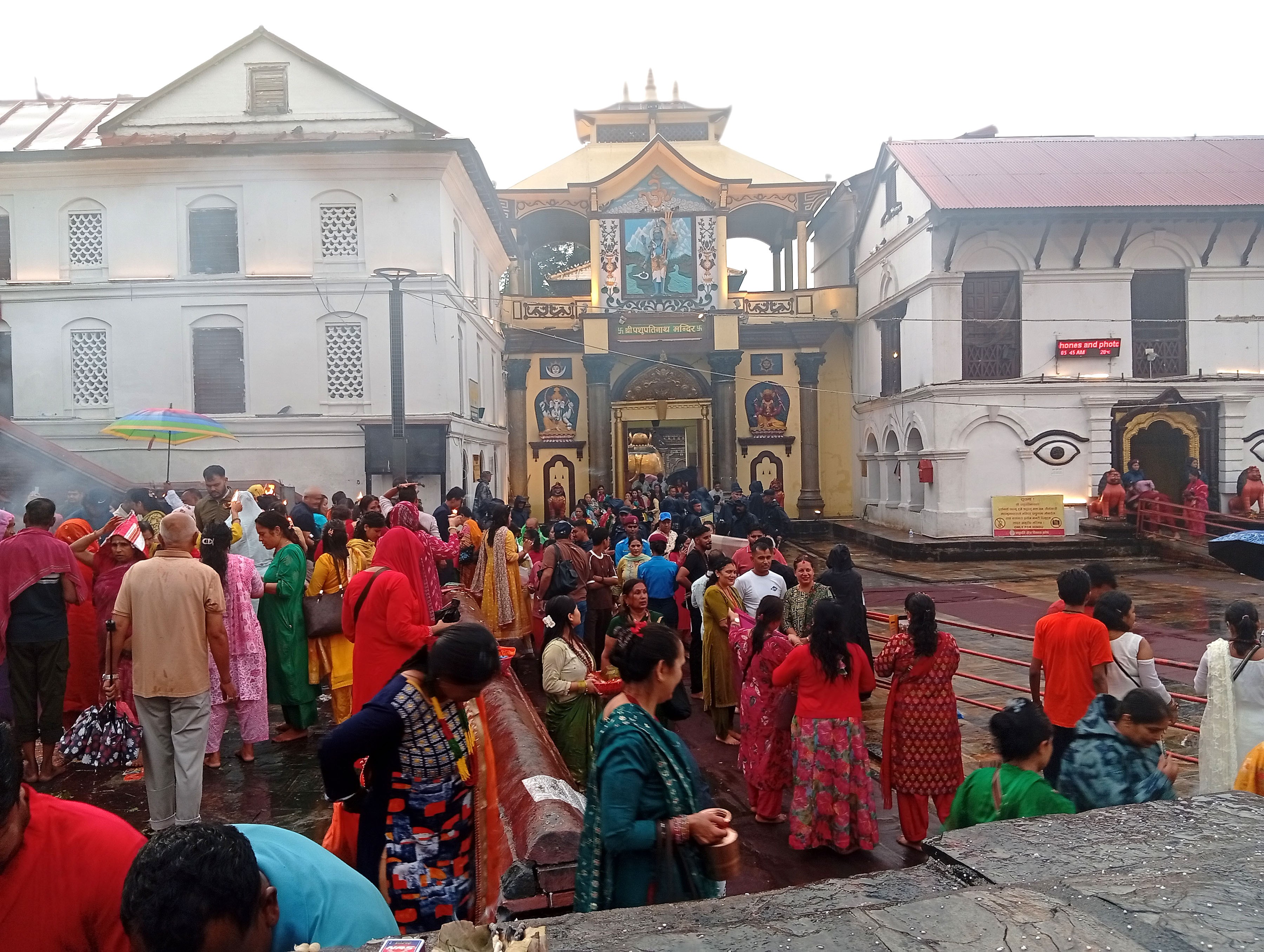 साउनको दोस्रो सोमबार बिहानैदेखि पशुपतिनाथमा दर्शनार्थीको लर्को